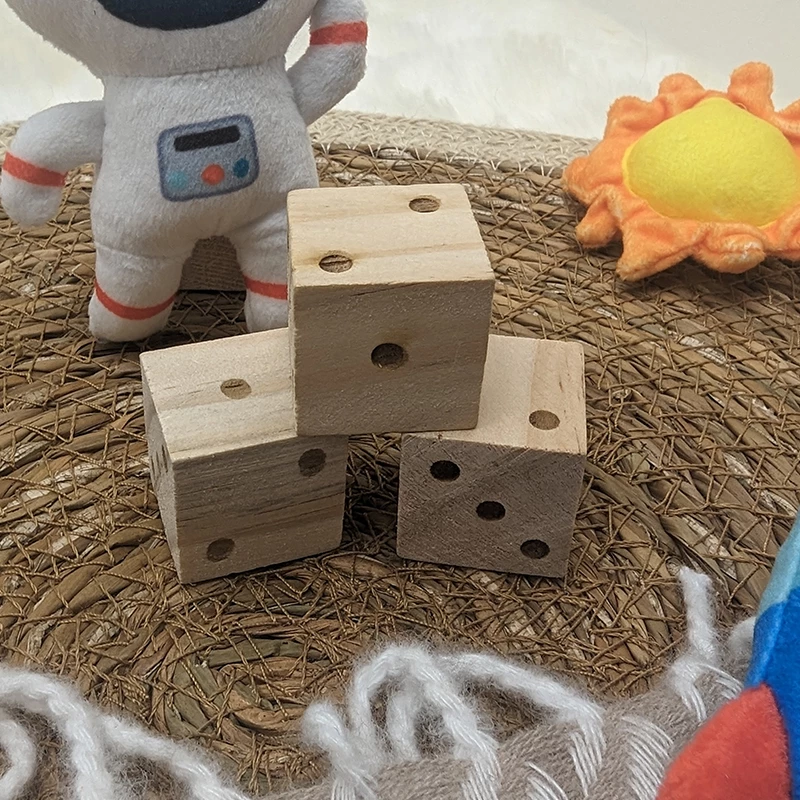 dés en bois avec points de 1 à 3