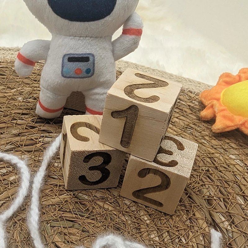 dés en bois avec chiffres de 1 à 3