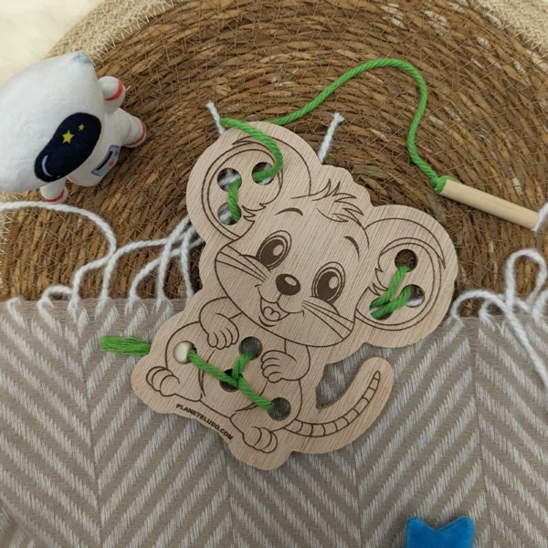souris à enfiler en bois avec cordelette et pompons